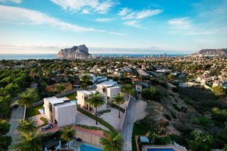 Chalet en Urbanización gran sol. Villa de 3 dormitorios y 3 baños con piscina y jardín en calpe