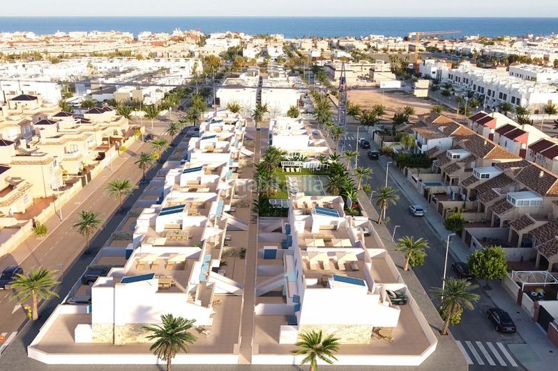 Foto 586aedab-17a3-4f9b-b75a-285a483db8a7. Ático en playa del puerto ático de 2 dormitorios y 2 baños con piscina y jardín en Torre de la Horadada en Pilar de la Horadada