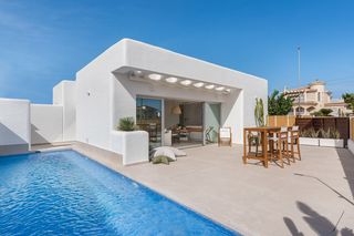 Chalet in Serena golf. Villa de 3 dormitorios y 2 baños con piscina y jardín en los alc