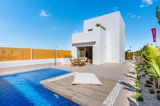 Xalet  Serena golf. Villa de 3 dormitorios y 2 baños con piscina y jardín en los alc
