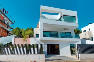 Xalet  Polop. Villa de 3 dormitorios y 3 baños con piscina y jardín en polop