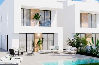Xalet a La zenia. Villa de 3 dormitorios y 3 baños con piscina y jardín en la zeni