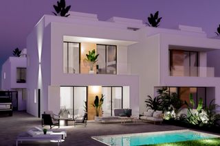 Xalet a La zenia. Villa de 3 dormitorios y 3 baños con piscina y jardín en la zeni