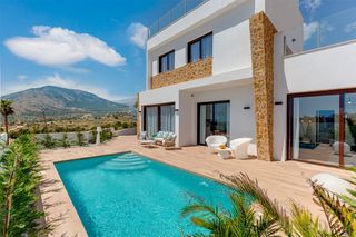 Chalet  Puig campana golf. Villa de 3 dormitorios y 3 baños con piscina y jardín en finestr