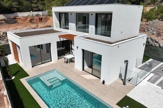 Xalet a Escandinavia. Villa de 3 dormitorios y 2 baños con piscina y jardín en lalfas