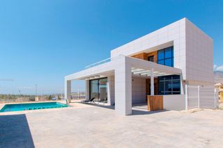 Chalet in Golf bahía. Villa de 5 dormitorios y 4 baños con piscina y jardín en finestr