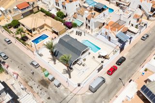 Xalet  Playa de los locos. Villa esquinera totalmente reformada con piscina privada y excel