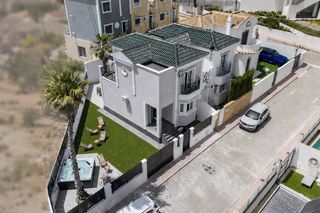 Casa in Res. las filipinas. Vivienda pareada totalmente reformada con jacuzzi privado y espe