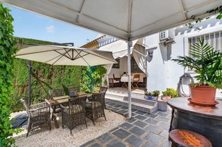Maison jumelée à Sol. Bonita vivienda con amplio jardín y solárium en pueblo latino