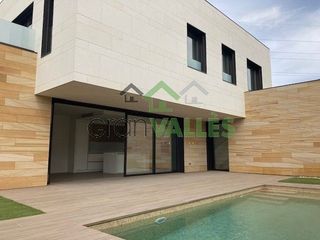 Chalet en Can Vallhonrat. Chalet con 4 habitaciones con parking, piscina, calefacción, air