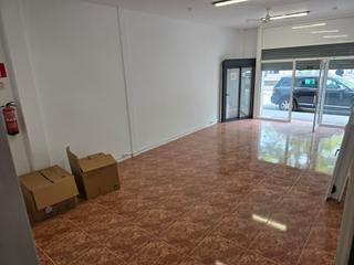Lloguer Local Comercial a Rambla de penyafel 7. Local de 90m2, con salida a 2 calles excelente ubicacion