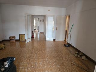 Pis a Centre Vila. Piso de 140m2 mas 30m2 de terraza, para reformar,