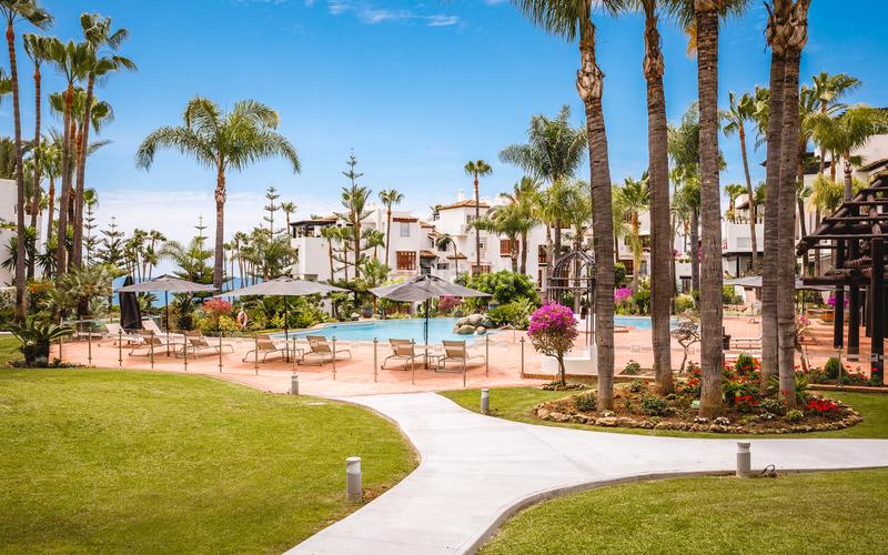 Foto 885ce3a6-1f8d-4ee9-af64-3ddd3db3ed93. Piso fully renovated southwest-facing apartment in beachfront en Marbella