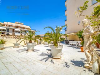 Pis  N/a. Piso con terraza de 200 m a un paso del mar  puerto de alcudia