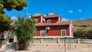 Chalet à Campello Pueblo. Chalet en 2 plantas con buena parcela cerca de campello