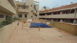 Alquiler Piso  Carrer de sant ramon. Piso casi nuevo, de 1 dorm, con garaje ,trastero, y piscina.