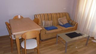 Rent Flat in Calle sargento vaillo 29. Piso centrico en alicante, ascensor y tarima.