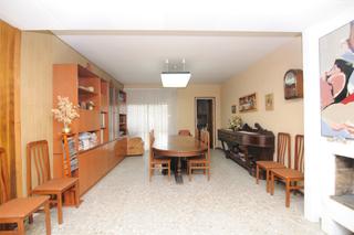Reihenhaus in Nucli Urbà. Casa de 9 habitaciones, en venta en esparreguera