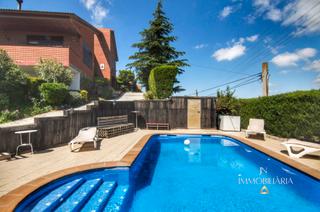 Chalet en Masquefa. Casa esquinera con piscina en can parellada (masquefa)