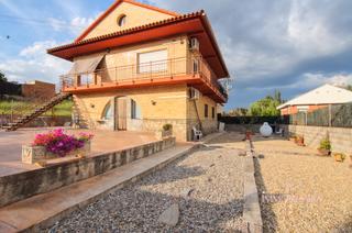 Chalet in Masquefa. Casa para dos familias en venta en el maset. masquefa