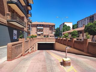 Lloguer Aparcament cotxe a Val. Se alquila plaza de garaje en plaza de navarra, zona juan de aus