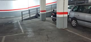 Parking voiture à Carrer de joaquim rubió i ors 1. ¡plaza de garaje espaciosa en venta en el centro de la ciudad! i