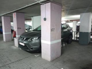 Parking coche  Carrer d'entença. Plaza de parking vigilado coche mediano en segunda planta