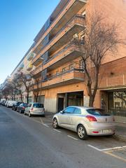 Aparcament cotxe a Carrer castell de peralada 24. Garaje cerrado