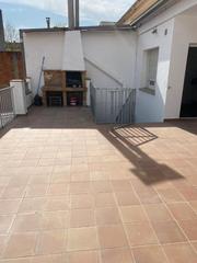 Casa  Carrer de miquel de palol. Comodidad en una planta: casa con garaje de 140 m² y patio