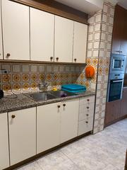 Pis  Passeig dels països catalans. Piso de 4 habitaciones con dos baños .