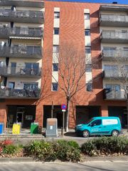 Rent Business premise in Carrer de francesc macià 51. Locales comerciales en división de 45m2 aproximados.