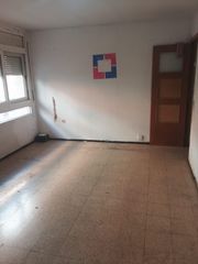 Pis  Carrer de la maçana. Piso con terraza para reformar