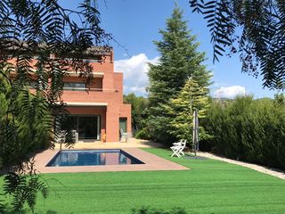 Xalet  Carrer camp de futbol. Espectacular xalet independent amb piscina, jard� i vistes a cas