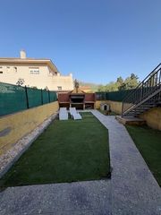 Semi detached house in Carrer de les parades 9. Ideal per a fam�lies llum, jard�, terrassa i garatge