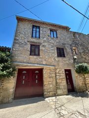 Haus  Carrer major 2. Casa de pedra al nucli historic