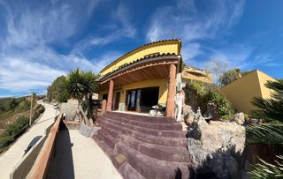 Chalet  Carrer paisos catalans. 295 m² amb parcel·la de 1.200 m², piscina i vistes al mar a la u