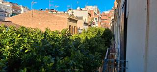 Maison à Centre. Unifamiliar a dos vent estil modernista amb pati i garatge priva