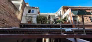 Casa a Centre. Unifamiliar a dos vent estil modernista amb pati i garatge priva
