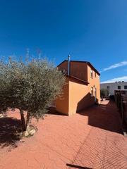 Casa en Vilallonga del Camp. Unifamiliar aïllada ajardinada
