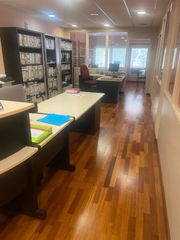 B�ro  Carrer de c�rsega. Oficina para entrar
