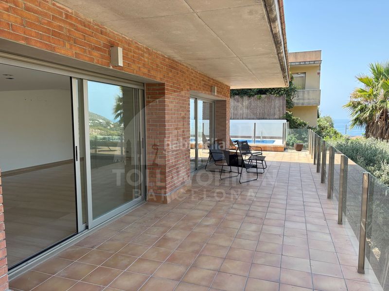 Foto f574d6b4-787d-4b59-86ef-756e02561e8c. Casa amb calefacció aparcament piscina a les botigues de Sitges Sitges
