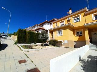 Casa aparellada a Baza. Casa en venta en baza