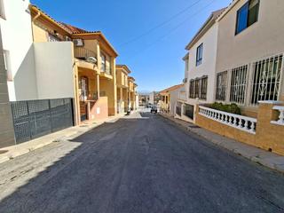 Maison jumelée à Baza. Casa en venta en baza