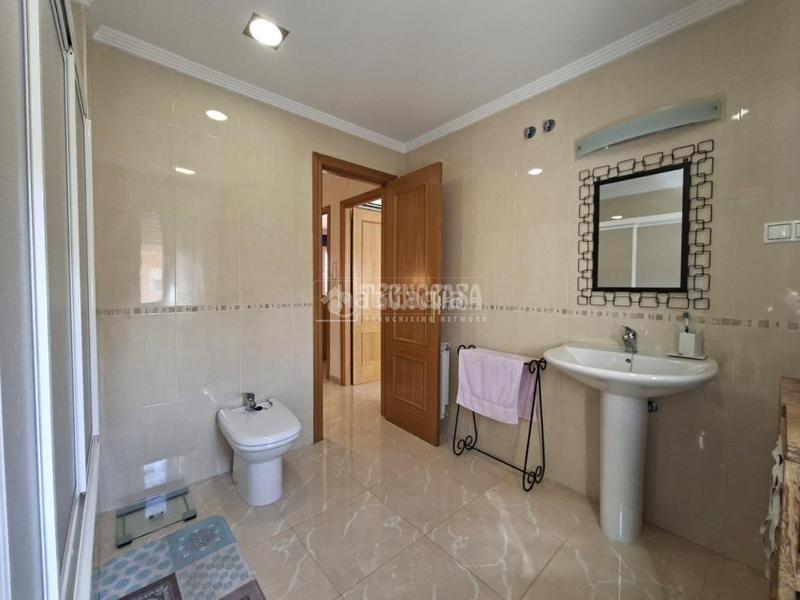 Foto 24f1292b-38fb-4c06-a13c-9671d6a320de. Casa aparellada amb calefacció aparcament a Guadix