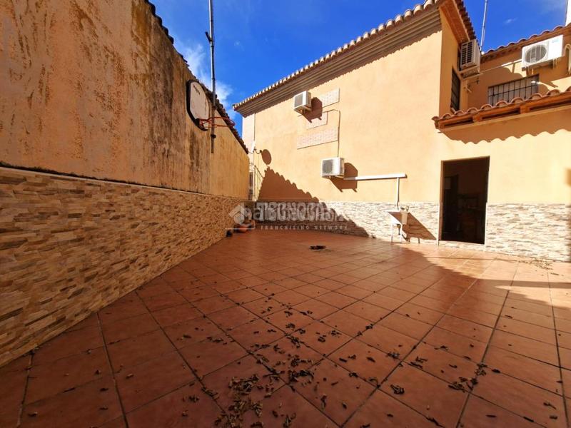 Foto 582cca75-53e8-4427-8677-c468a9cf5663. Casa aparellada amb calefacció aparcament a Guadix