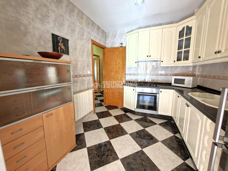 Foto 3d396e24-fd17-412c-9596-abe2818a70e0. Casa aparellada amb calefacció aparcament a Benalúa