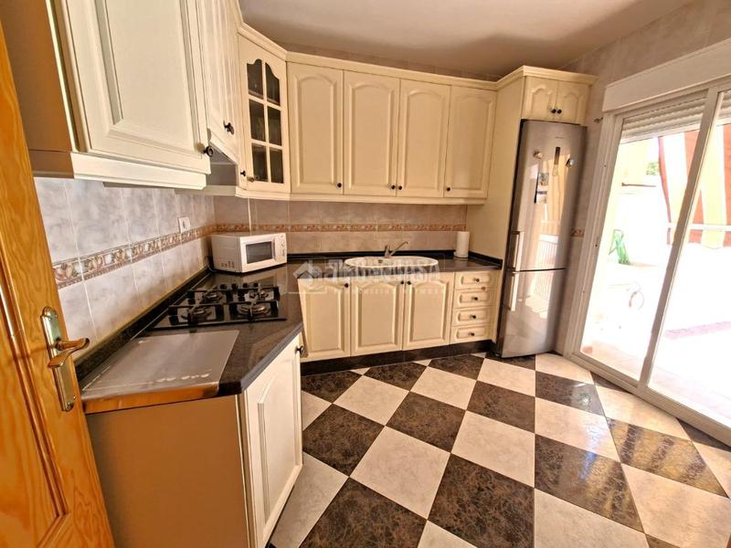 Foto 3f5b358f-e11e-4e33-ba72-9cb8497223f4. Casa aparellada amb calefacció aparcament a Benalúa