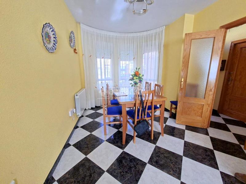 Foto 615ed8a6-2a3b-4db6-abbc-9687f85b60dc. Casa aparellada amb calefacció aparcament a Benalúa