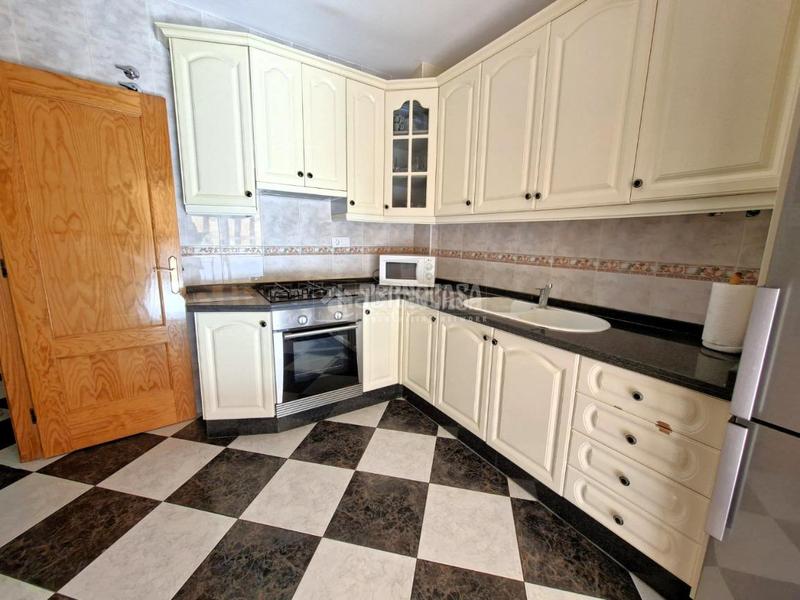 Foto 67ba0d53-9745-4e97-817a-477be5ead100. Casa aparellada amb calefacció aparcament a Benalúa