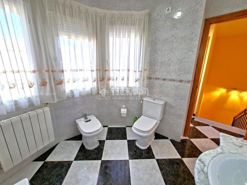 Foto 861823d0-d967-47c8-be37-55d0a3d9040a. Casa aparellada amb calefacció aparcament a Benalúa